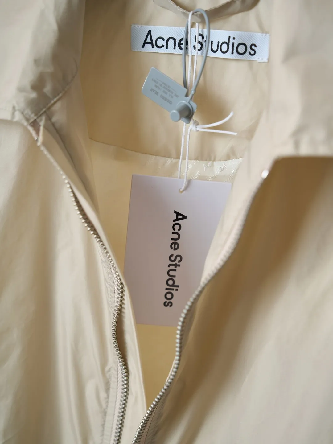 [Real auction] Acne Studios letter logo technical fabric zipper jacket [In Stock] 42 44 46 48 Purchased and developed by Authentic 5500, cotton and nylon blended technical fabric, customized rayon LOGO jacquard, reflective printing, high temperature pre-shrinking, customized 1:1 buttons, customized 1:1 trademark, fitted version